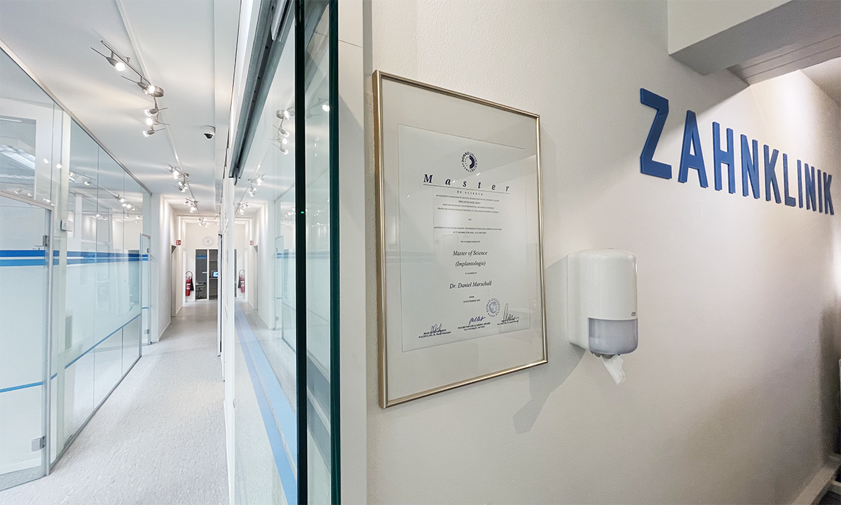 Auszeichnung an der Wand der ACC Zahnklinik Basel – Qualität und Vertrauen