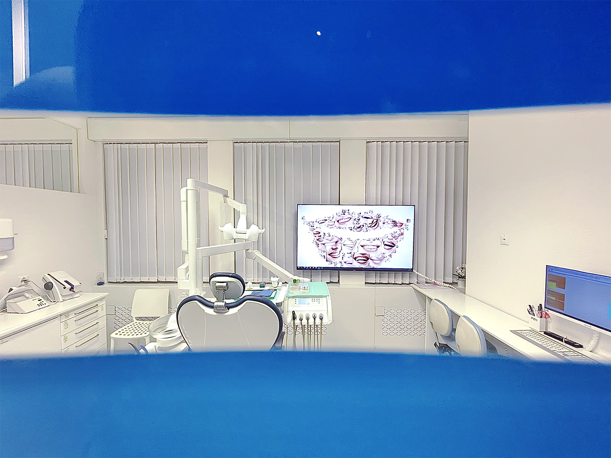 Behandlungszimmer der ACC Zahnklinik Basel, Blick durch Glastür in den Raum