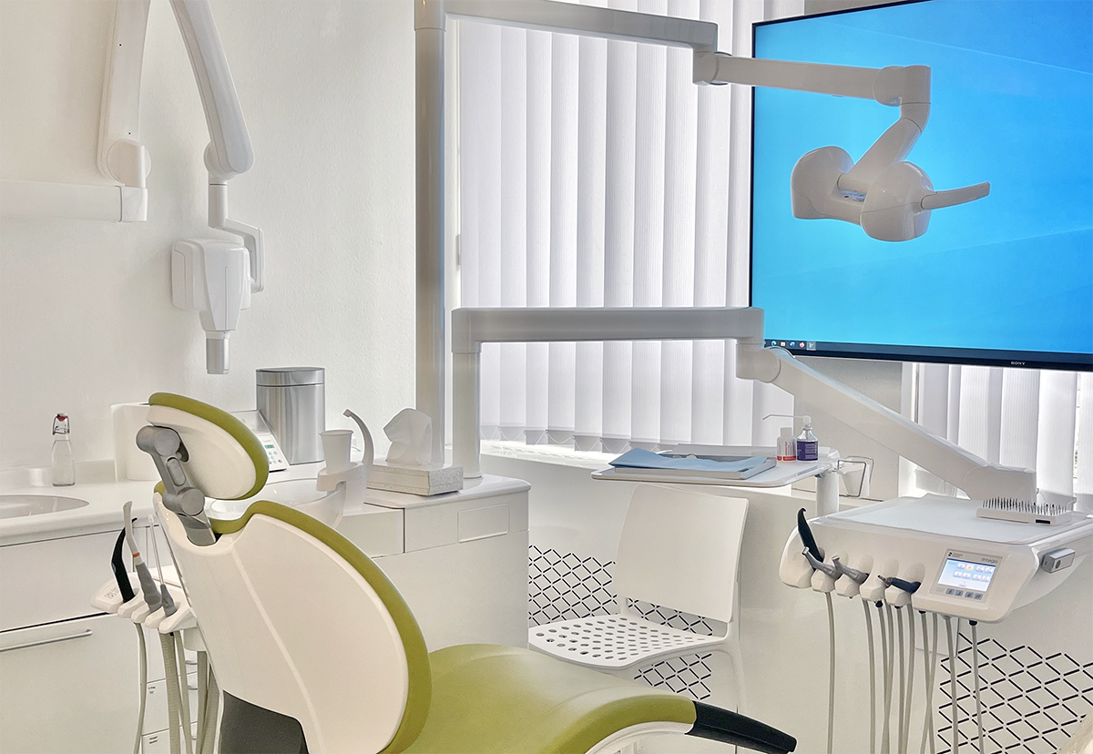 Behandlungszimmer der ACC Zahnklinik Basel, Innenansicht mit moderner Ausstattung