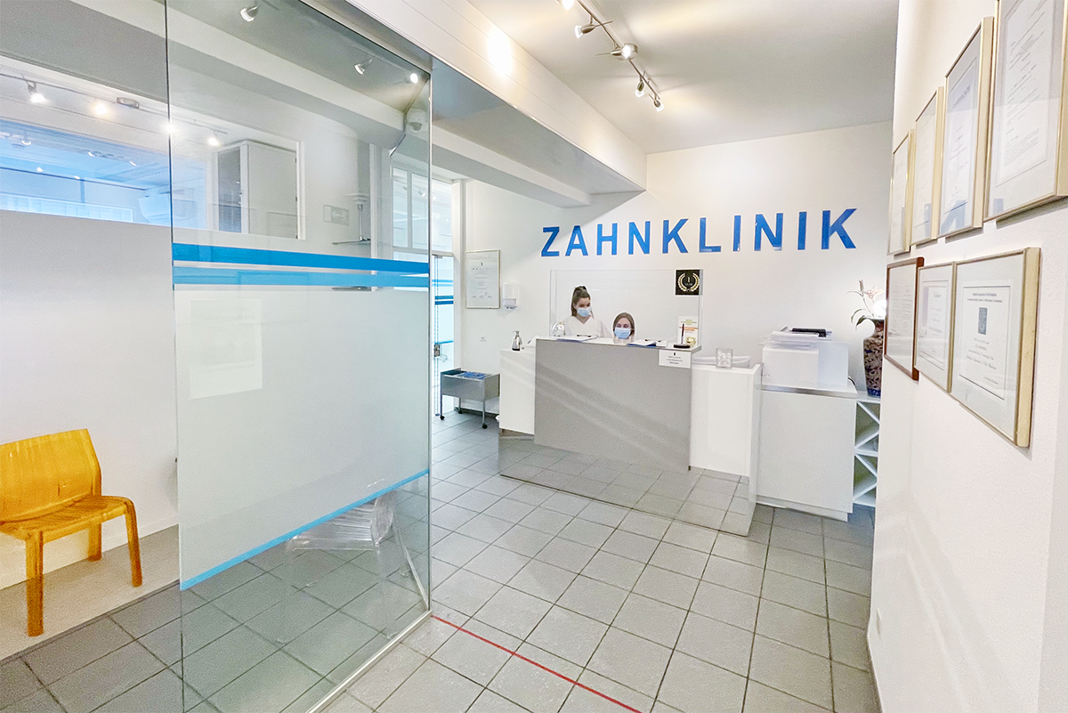 Empfangsbereich der ACC Zahnklinik Basel, weiter Blick auf den Eingangsbereich