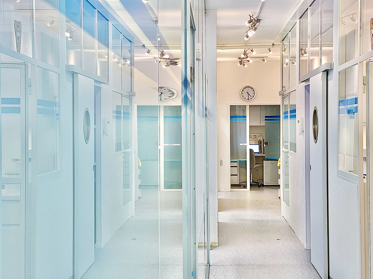 Praxisflur der ACC Zahnklinik Basel mit stilvoller Einrichtung und moderner Beleuchtung