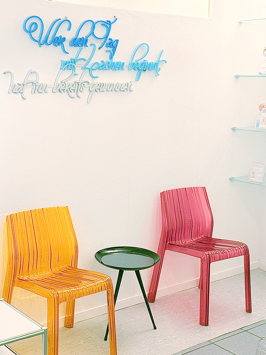 Helles Wartezimmer der ACC Zahnklinik Basel, Nahaufnahme mit gemütlichen Sitzplätzen