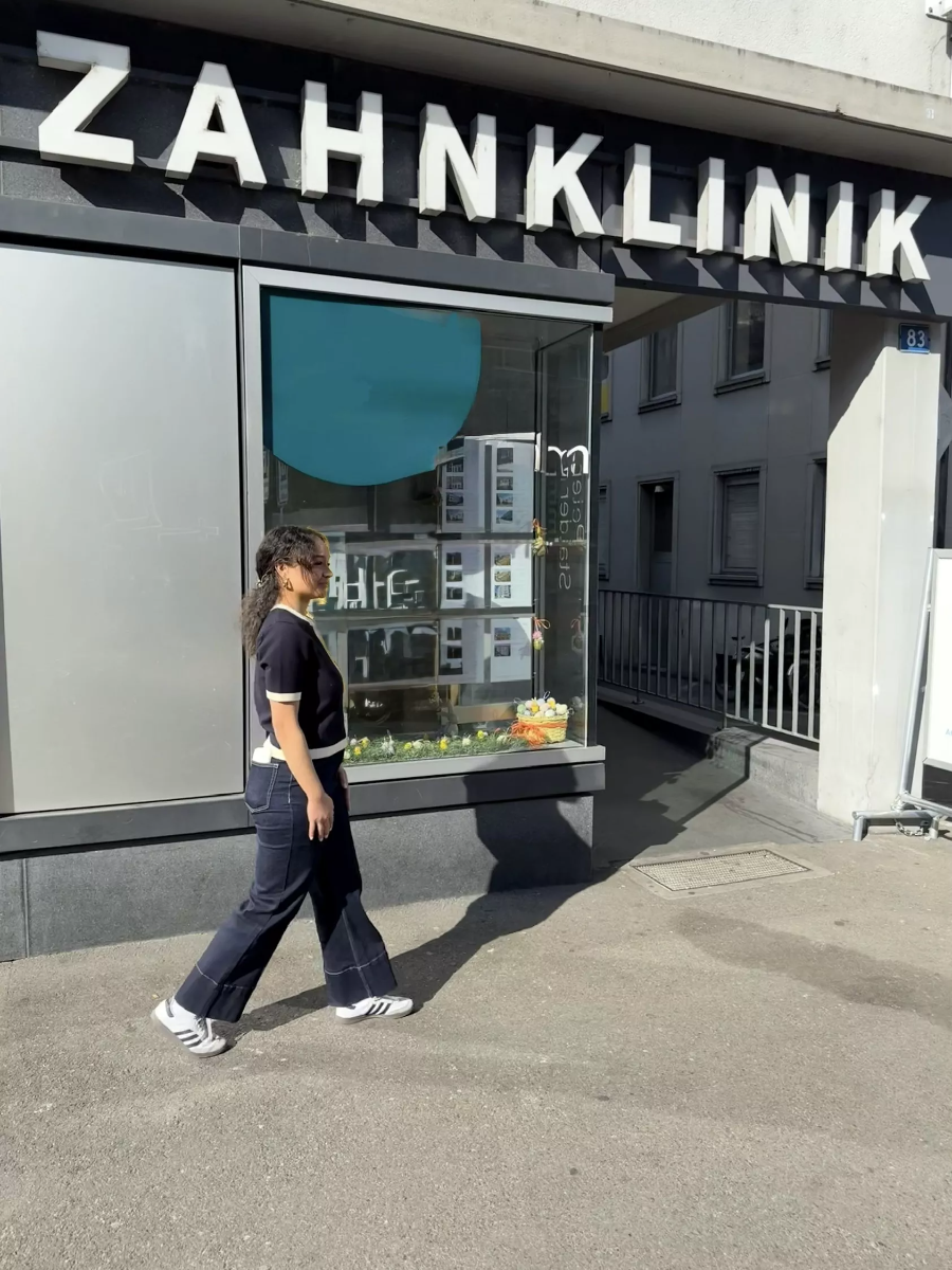 Patientin beim Eintreffen zur Behandlung – Ein typischer Praxisbesuch in der ACC Zahnklinik Basel