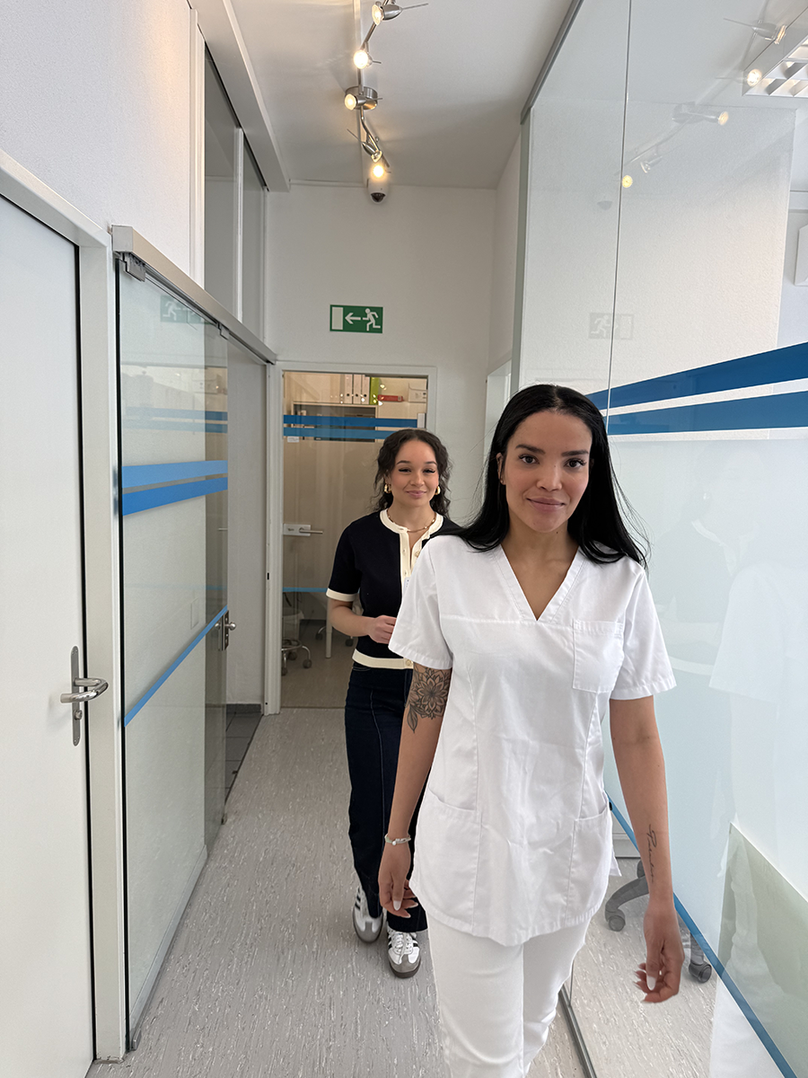 Patientin wird in den modernen Behandlungsraum der ACC Zahnklinik Basel begleitet – Ein typischer Praxisbesuch im Überblick