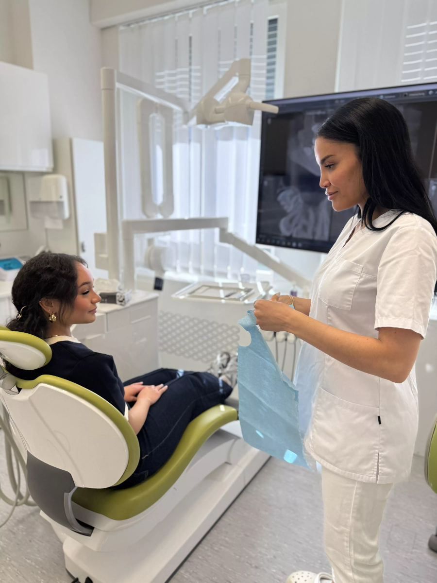 Praxisassistentin erklärt Patientin den Behandlungsablauf – Einblick in einen typischen Praxisbesuch in der ACC Zahnklinik Basel