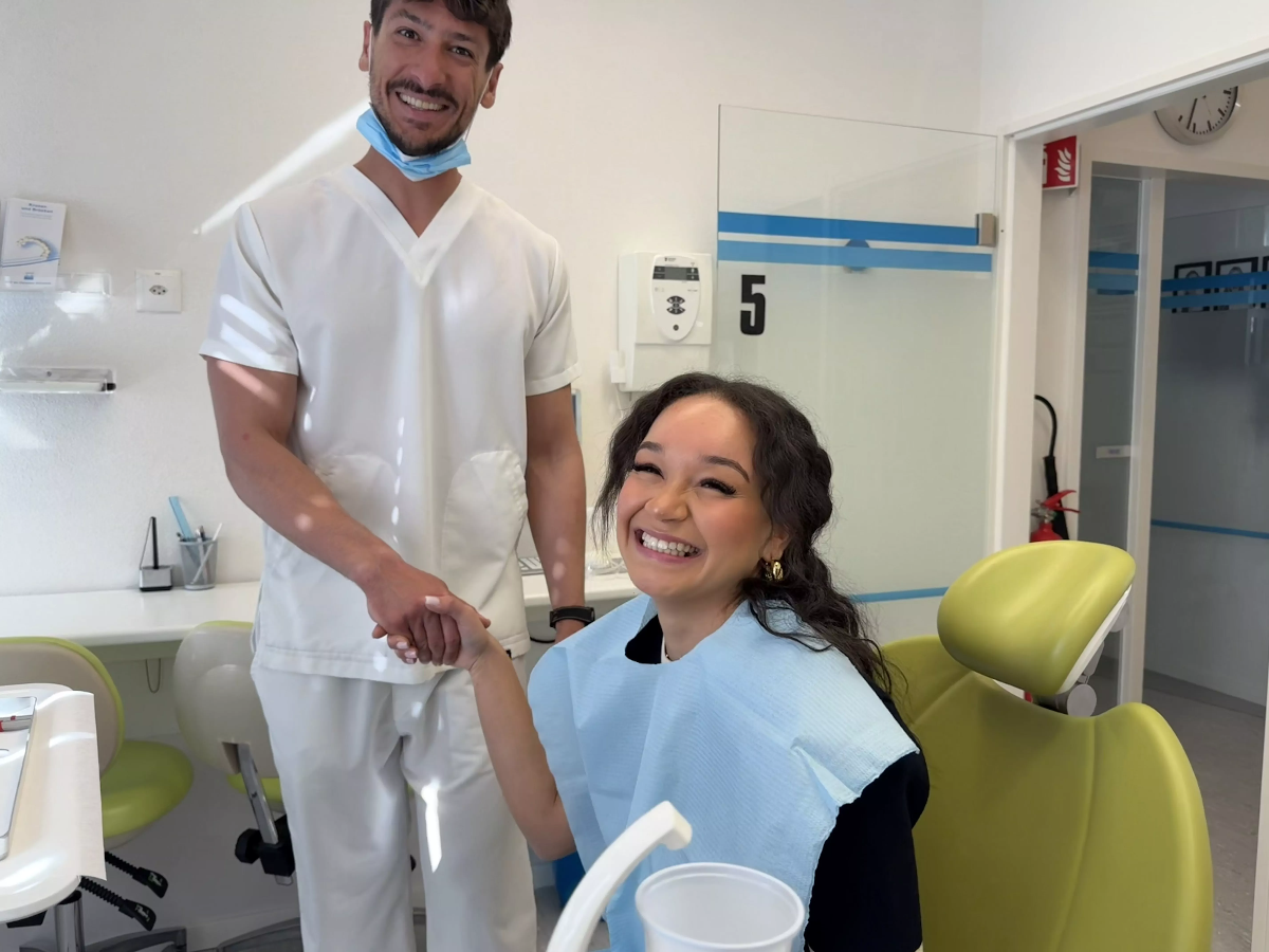 Behandelnder Zahnarzt begrüsst Patientin persönlich – Rundgang durch einen typischen Praxisbesuch in der ACC Zahnklinik Basel