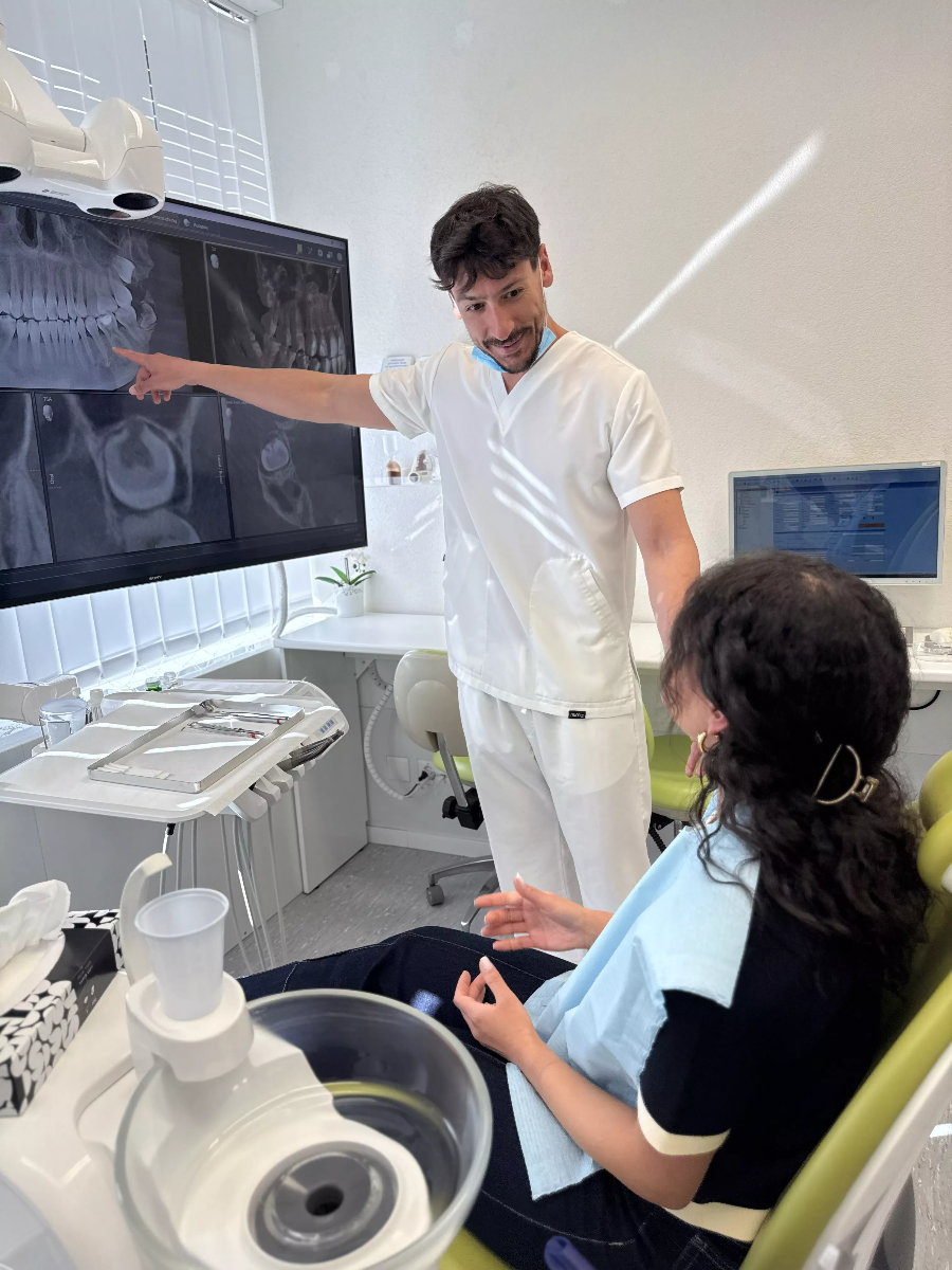 Zahnarzt bespricht Röntgenbilder mit Patientin – transparenter Behandlungsablauf in der ACC Zahnklinik Basel