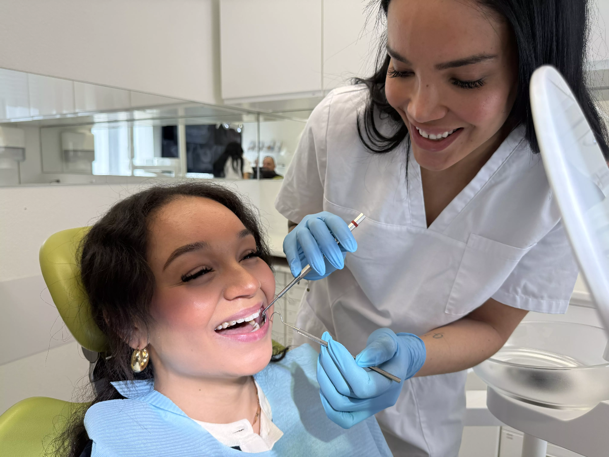 Praxisassistentin führt Behandlung bei Patientin durch – Ein typischer Praxisbesuch in der ACC Zahnklinik Basel