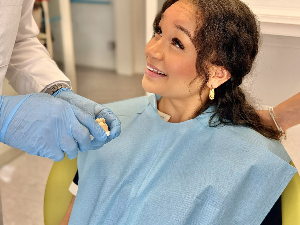 Oberarzt erklärt Patientin die Nachsorge nach der Behandlung – ausführliche Beratung in der ACC Zahnklinik Basel