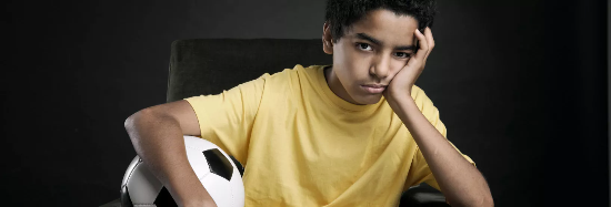 Junge mit ausgeschlagenem Milchzahn und enttäuschtem Gesichtsausdruck – kindgerechte Notfallversorgung in der ACC Zahnklinik Basel