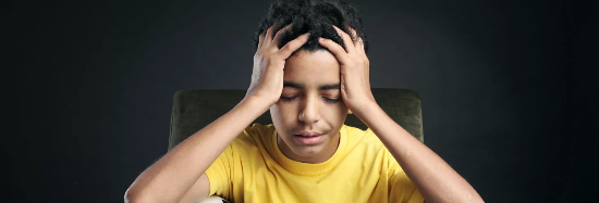 Verzweifelter Junge mit ausgeschlagenem Milchzahn – einfühlsame Notfallbehandlung für Kinder in der ACC Zahnklinik Basel