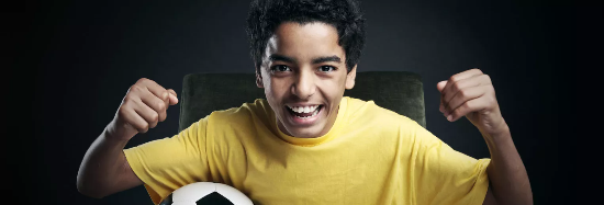 Fröhlicher Junge nach ausgeschlagenem Milchzahn – kindgerechte und erfolgreiche Notfallversorgung in der ACC Zahnklinik Basel