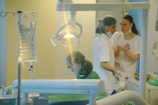 Zahnarzt und Anästhesist arbeiten eng zusammen – umfassende Betreuung und Sicherheit bei Sedierung und Narkose in der ACC Zahnklinik Basel