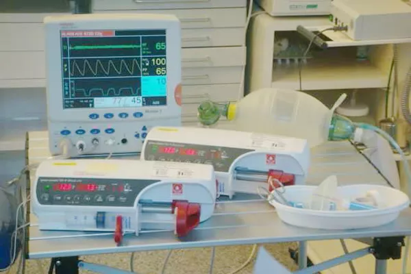 Patientenüberwachung während Sedierung und Narkose – kontinuierliche Kontrolle von Herzfrequenz, Sauerstoff und Blutdruck in der ACC Zahnklinik Basel